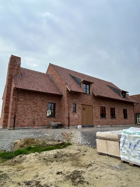 Rénovation de toiture de ferme : lucarnes, solins en plomb et gouttières